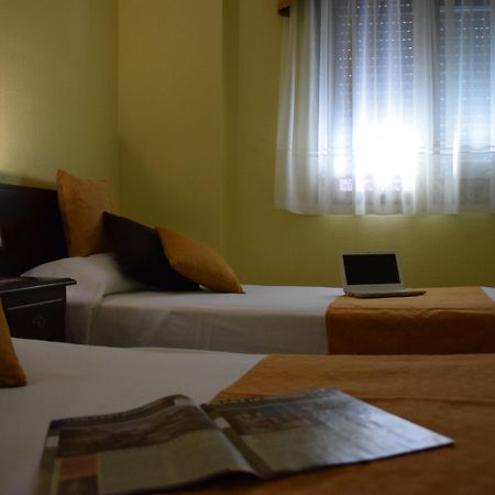Hotel Complutense Алькала-де-Энарес Экстерьер фото