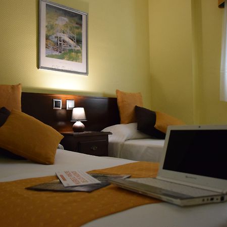 Hotel Complutense Алькала-де-Энарес Экстерьер фото