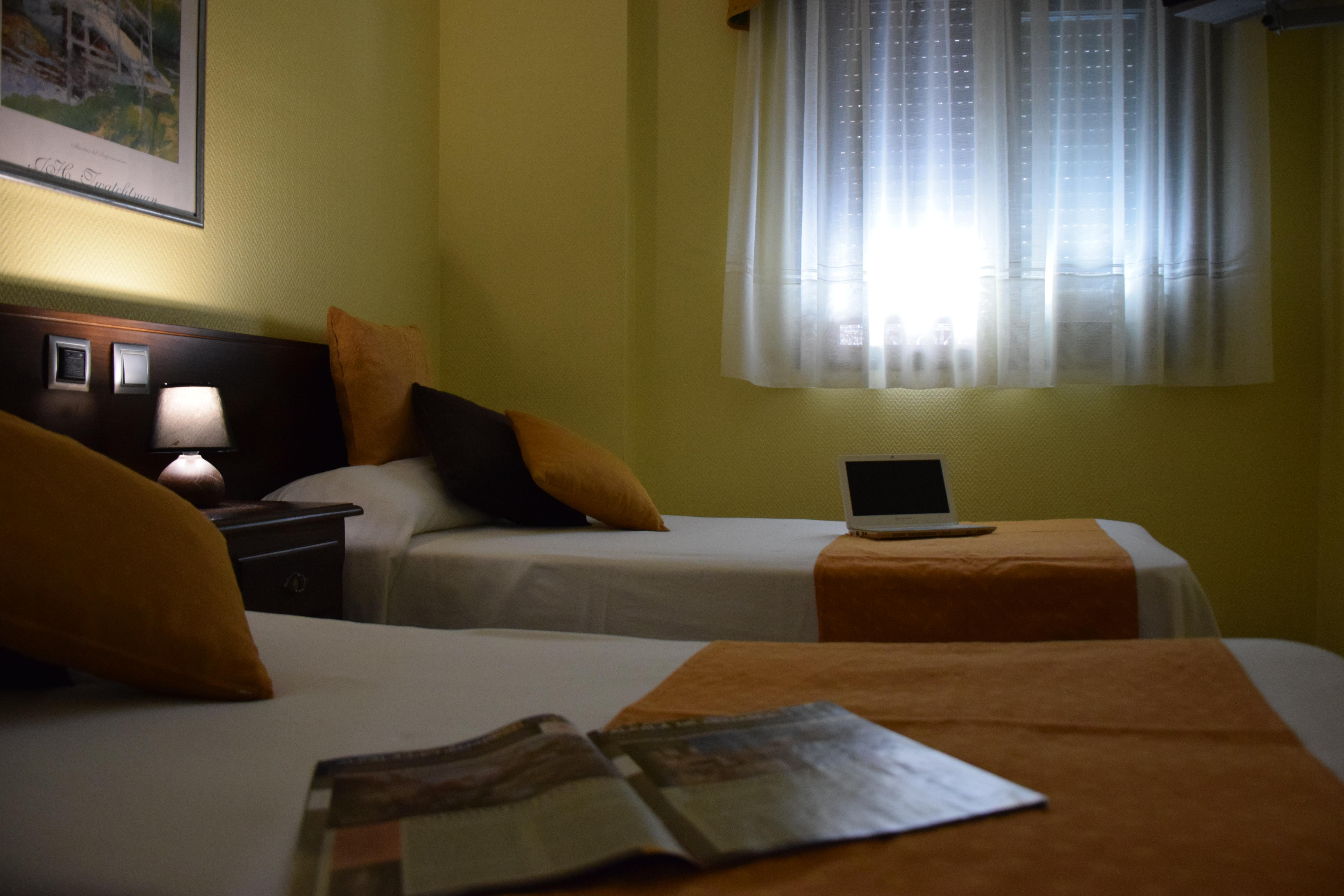 Hotel Complutense Алькала-де-Энарес Экстерьер фото