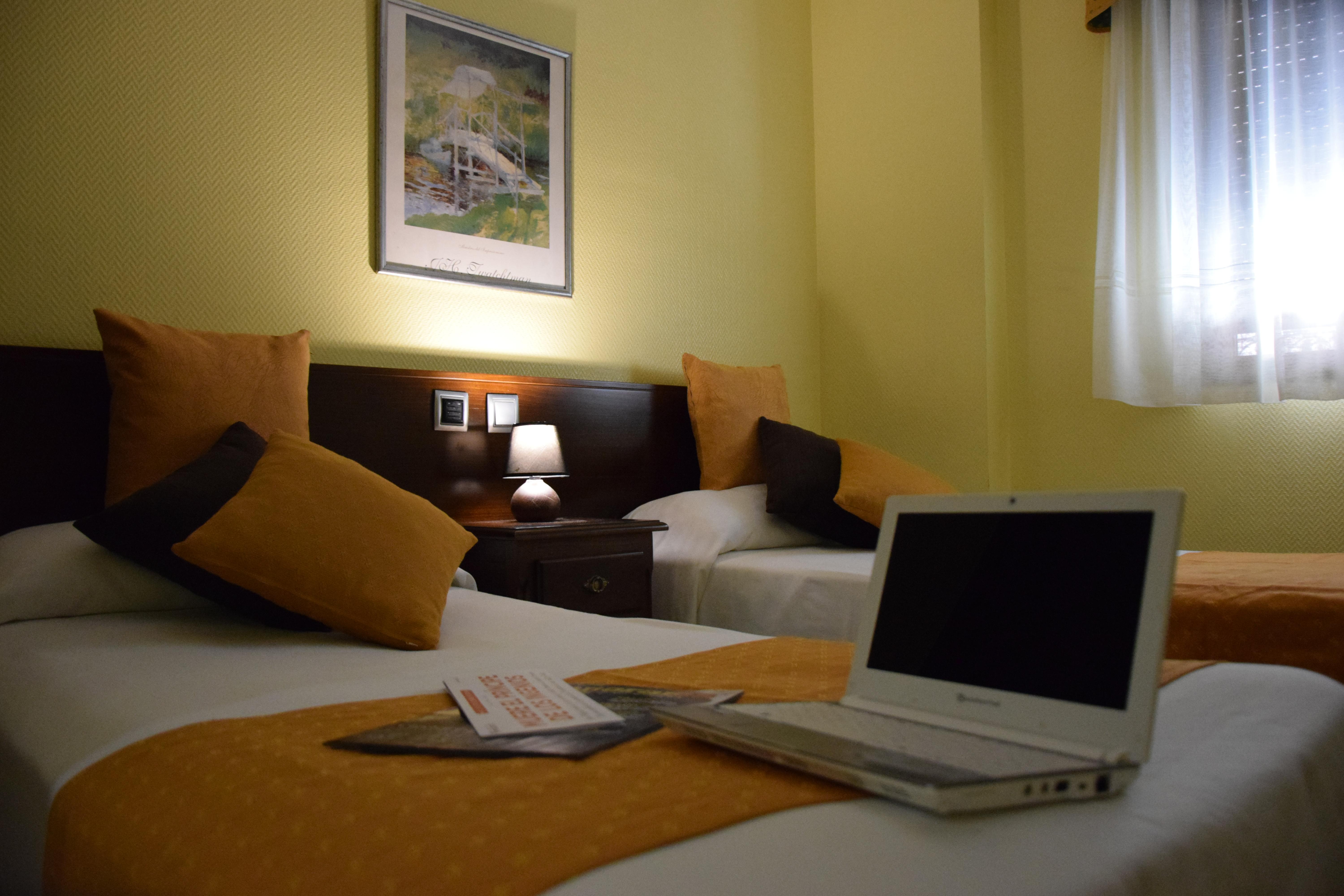 Hotel Complutense Алькала-де-Энарес Экстерьер фото
