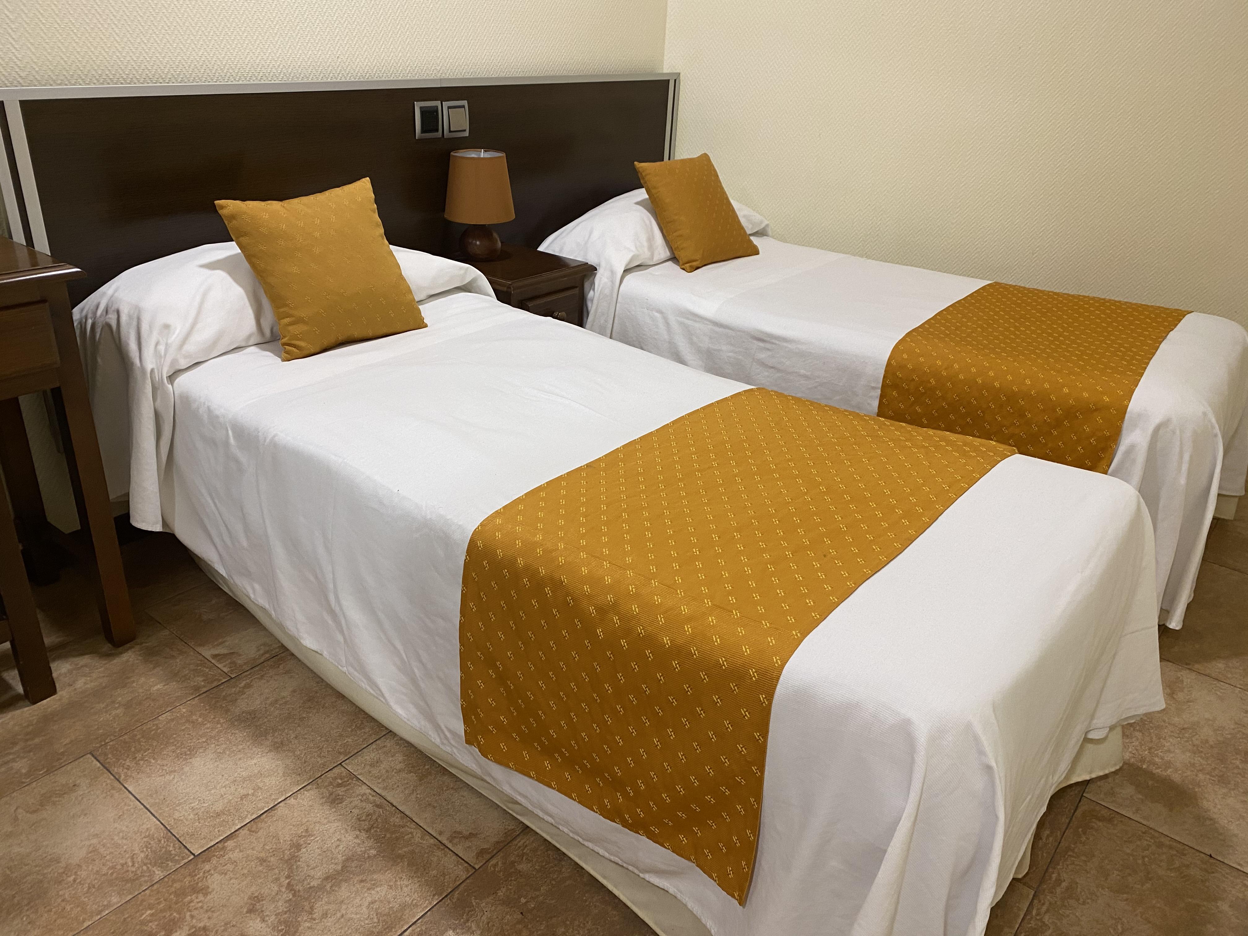 Hotel Complutense Алькала-де-Энарес Экстерьер фото
