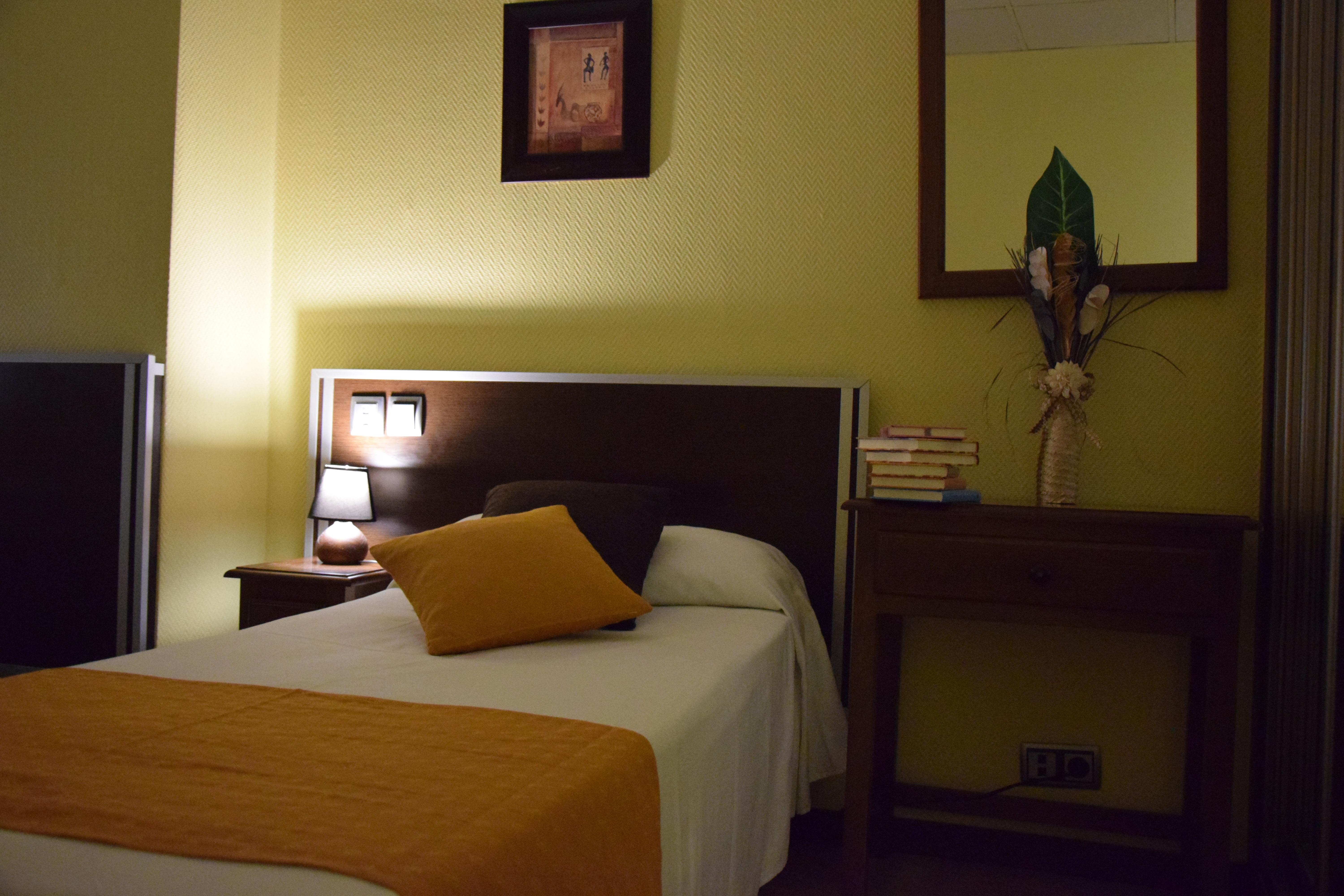 Hotel Complutense Алькала-де-Энарес Экстерьер фото