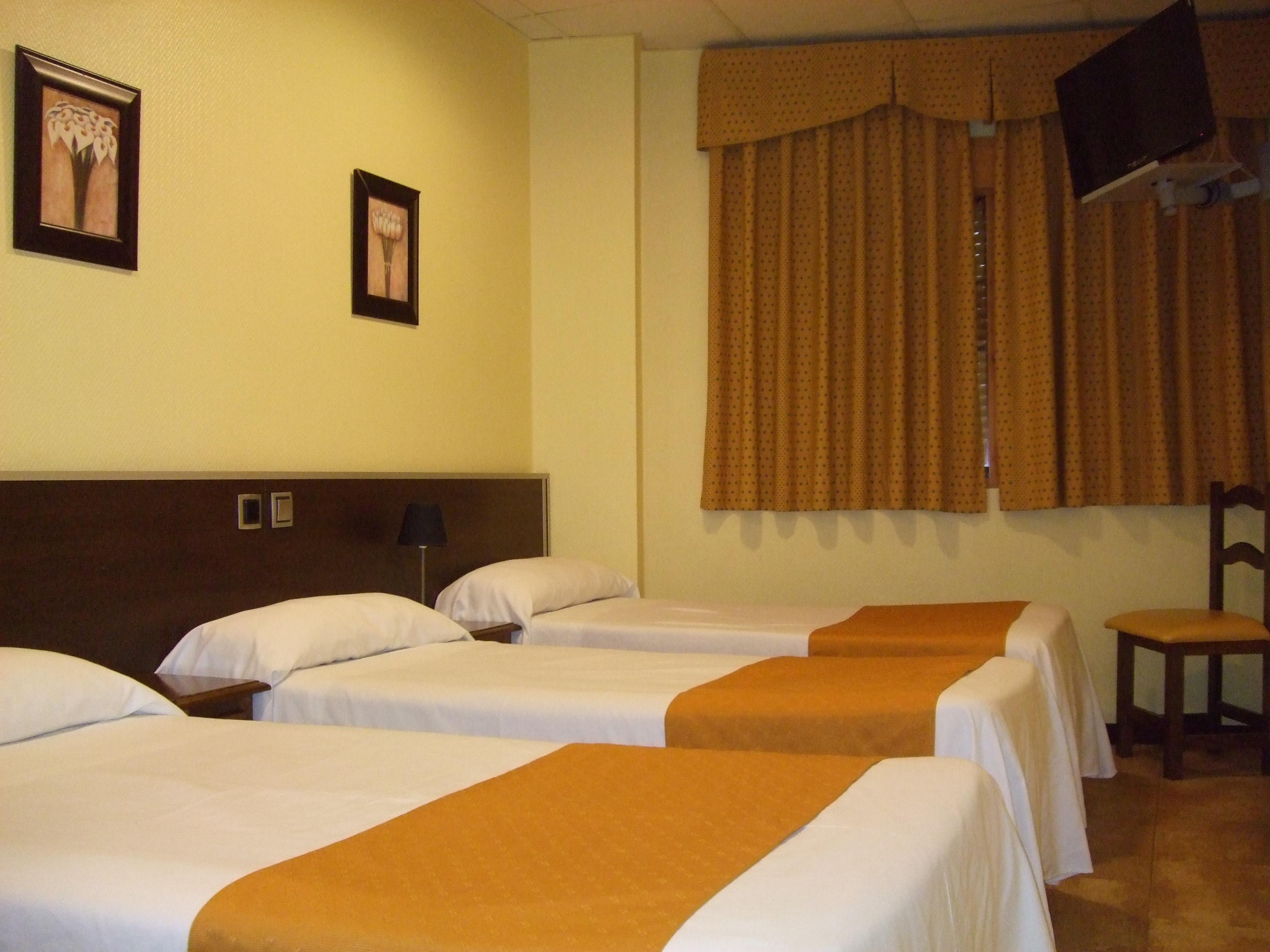 Hotel Complutense Алькала-де-Энарес Экстерьер фото