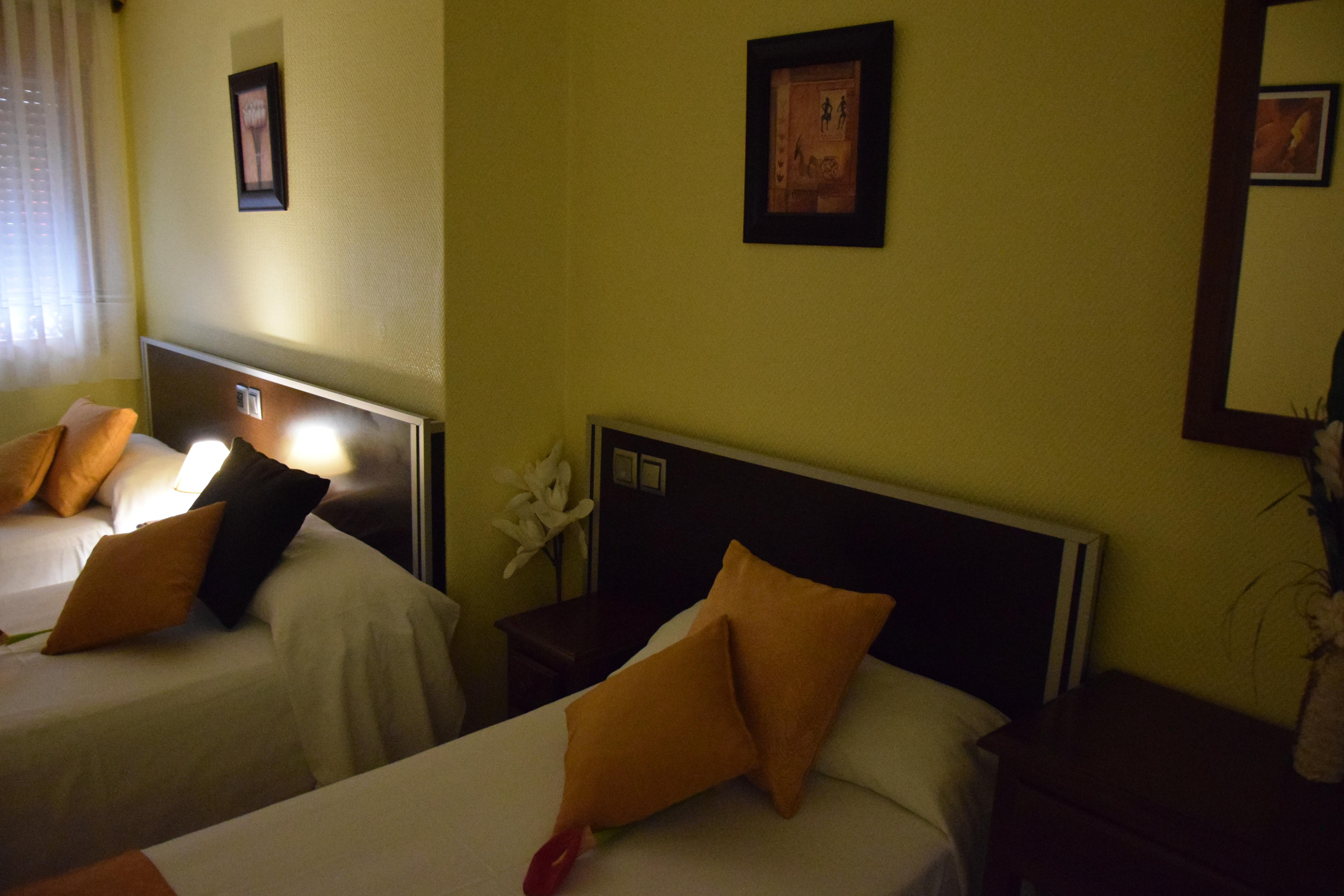 Hotel Complutense Алькала-де-Энарес Экстерьер фото