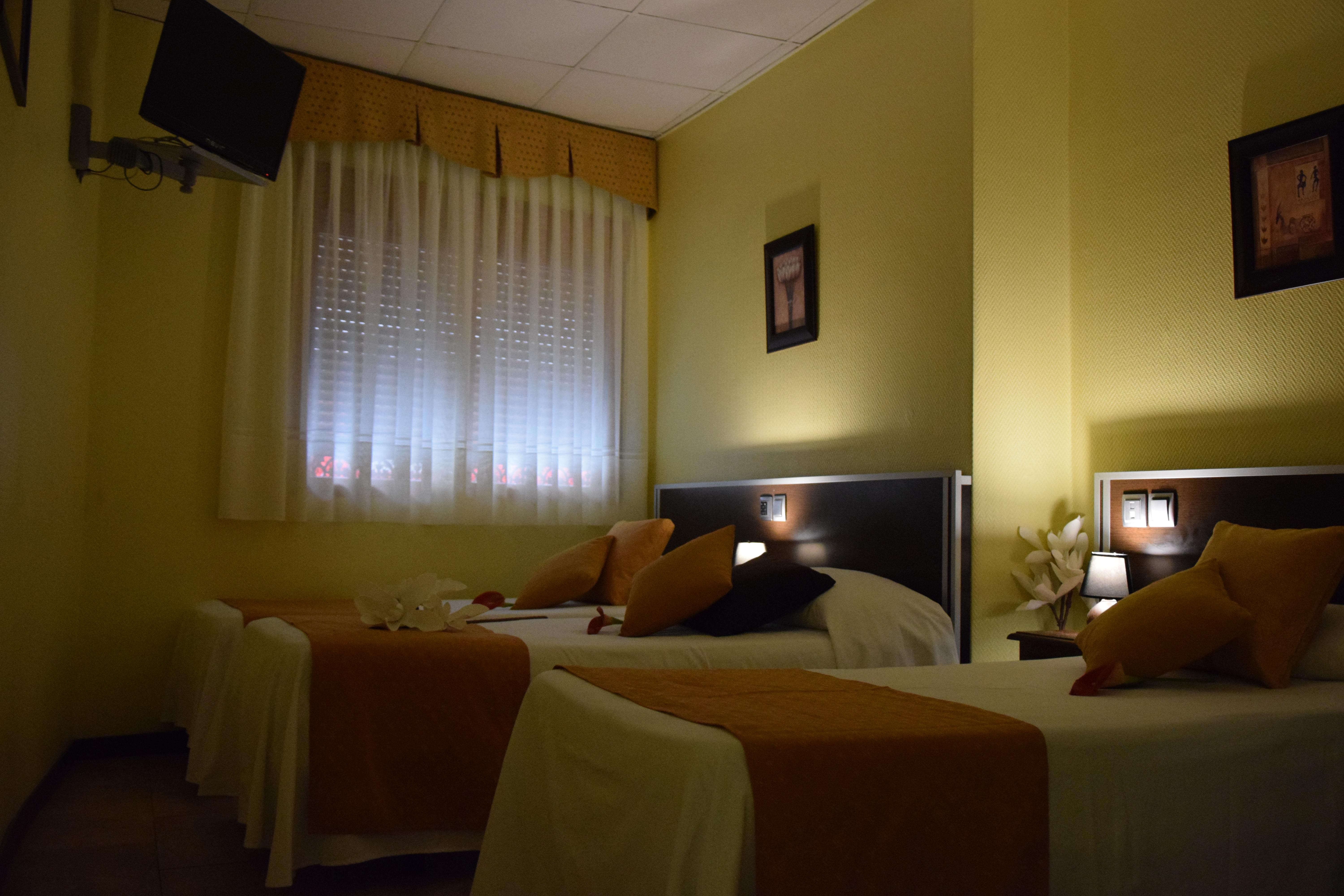 Hotel Complutense Алькала-де-Энарес Экстерьер фото