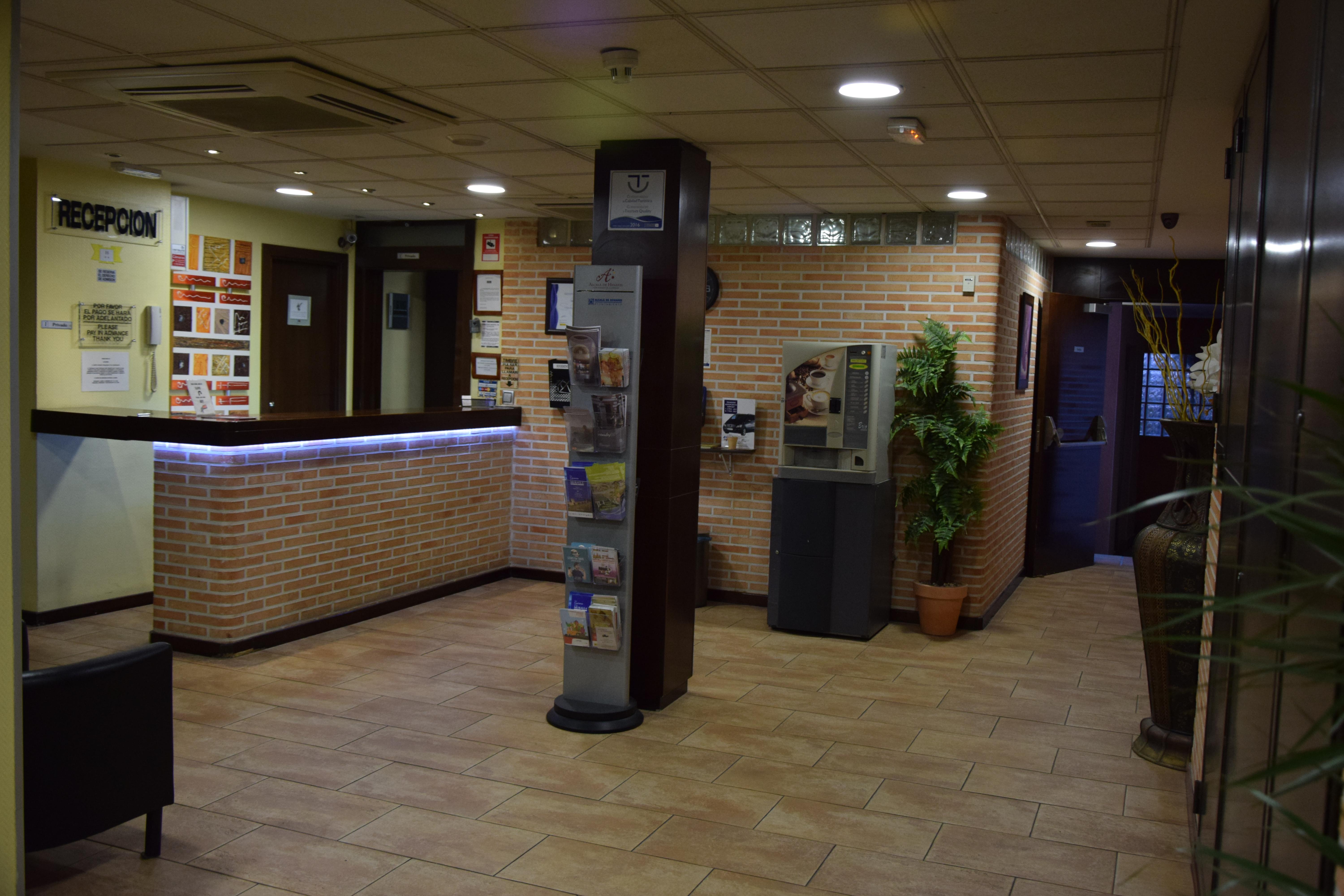 Hotel Complutense Алькала-де-Энарес Экстерьер фото