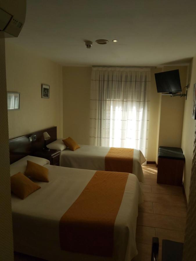 Hotel Complutense Алькала-де-Энарес Экстерьер фото