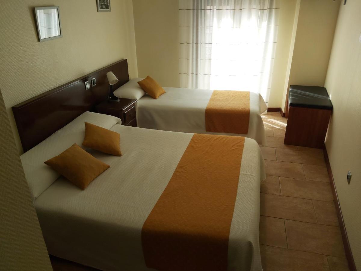 Hotel Complutense Алькала-де-Энарес Экстерьер фото