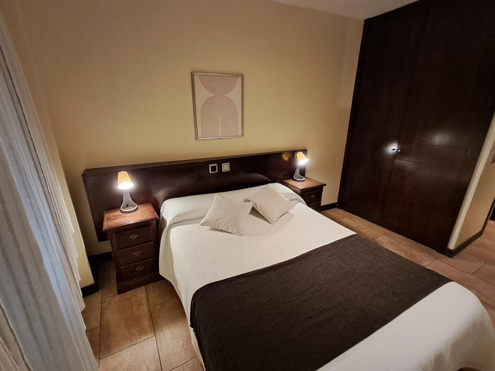 Hotel Complutense Алькала-де-Энарес Экстерьер фото