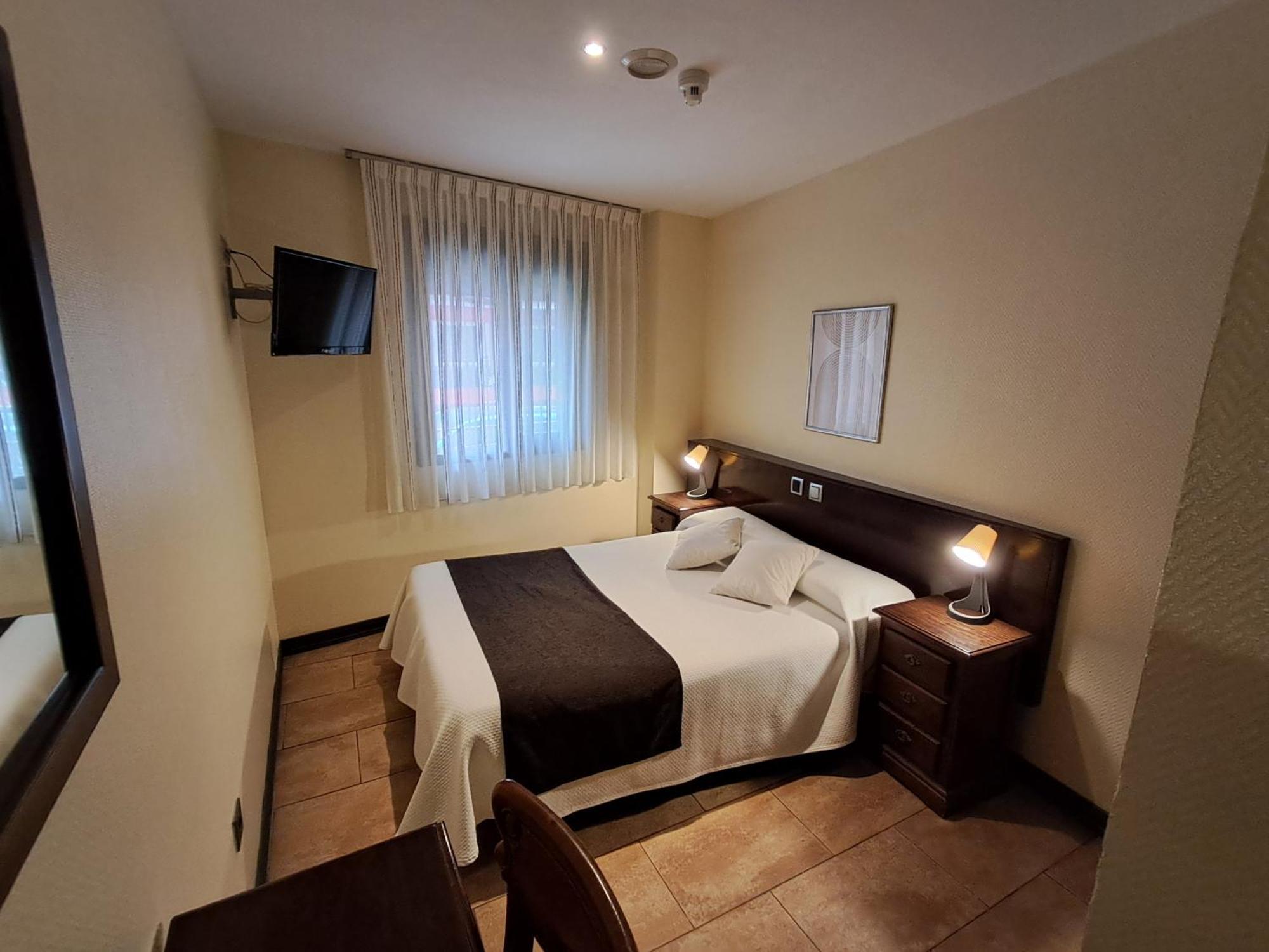 Hotel Complutense Алькала-де-Энарес Экстерьер фото