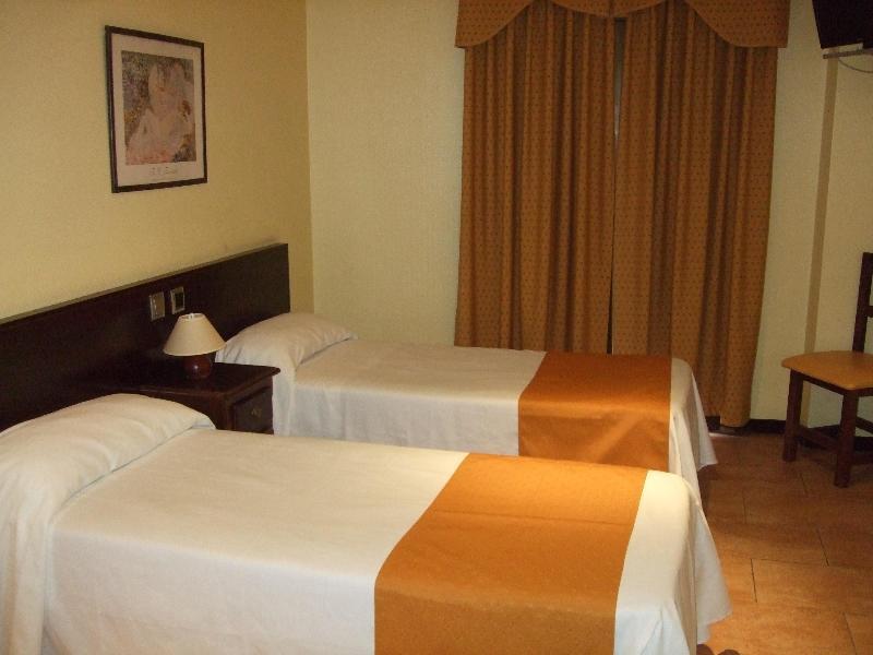Hotel Complutense Алькала-де-Энарес Экстерьер фото