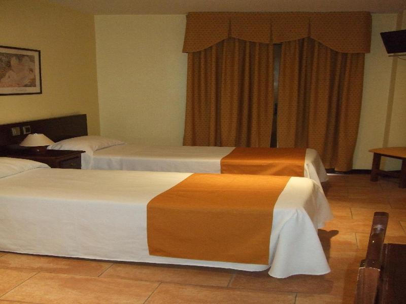 Hotel Complutense Алькала-де-Энарес Экстерьер фото