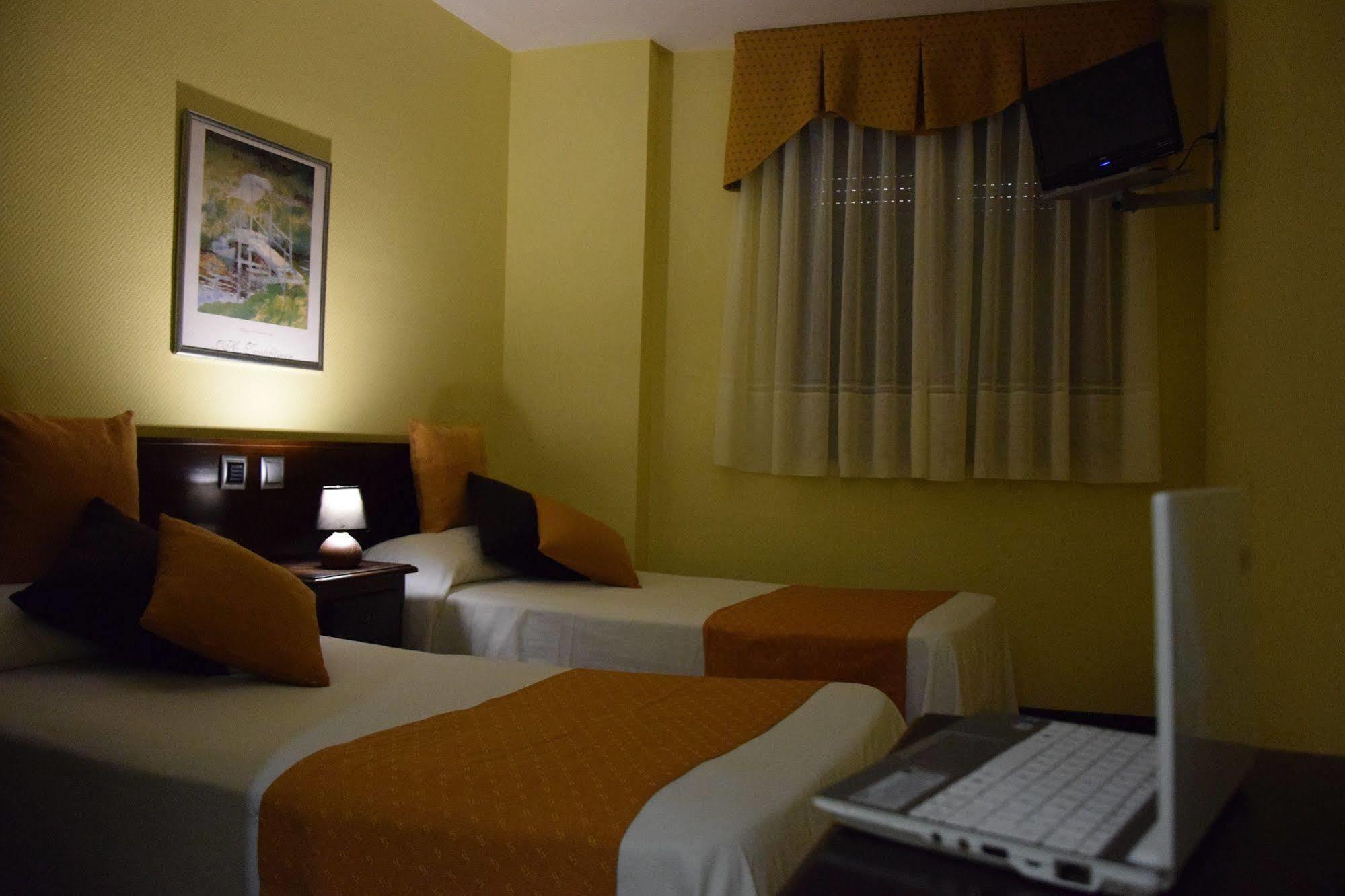 Hotel Complutense Алькала-де-Энарес Экстерьер фото