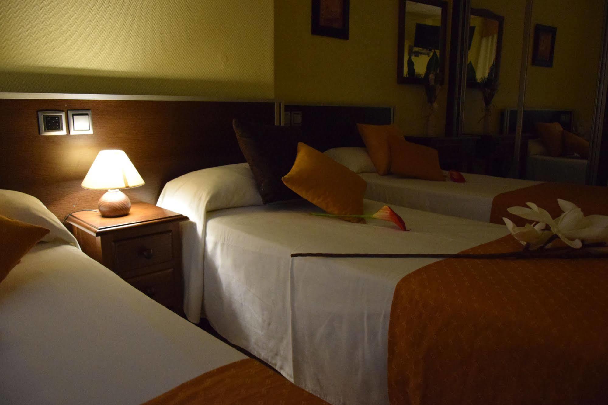 Hotel Complutense Алькала-де-Энарес Экстерьер фото