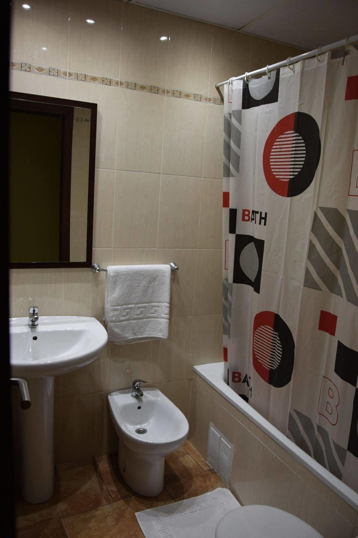 Hotel Complutense Алькала-де-Энарес Экстерьер фото