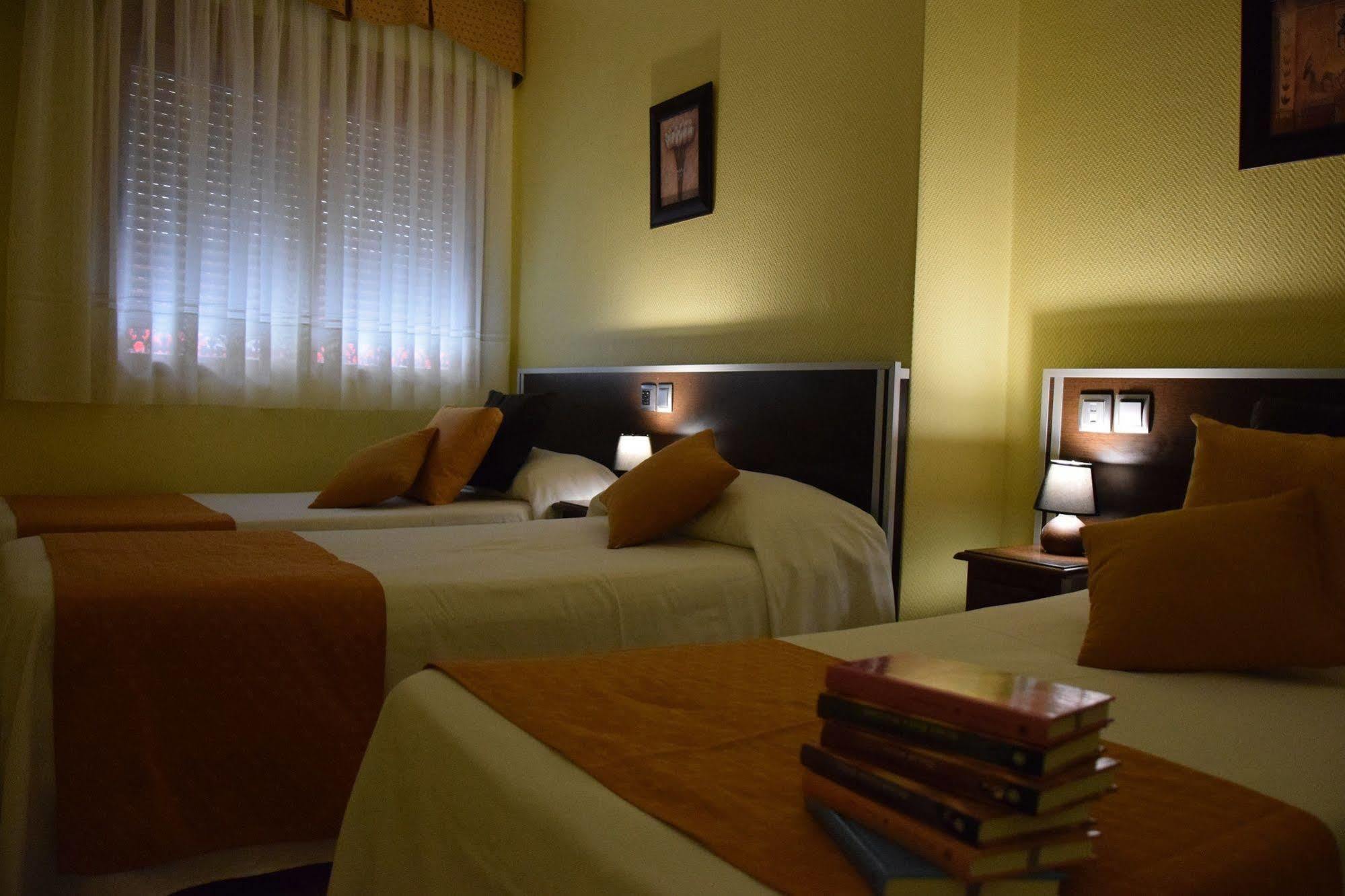 Hotel Complutense Алькала-де-Энарес Экстерьер фото