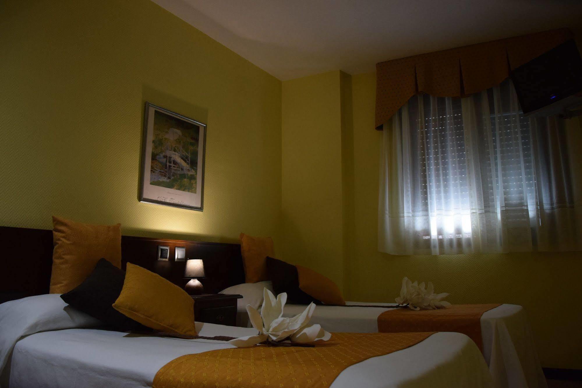 Hotel Complutense Алькала-де-Энарес Экстерьер фото