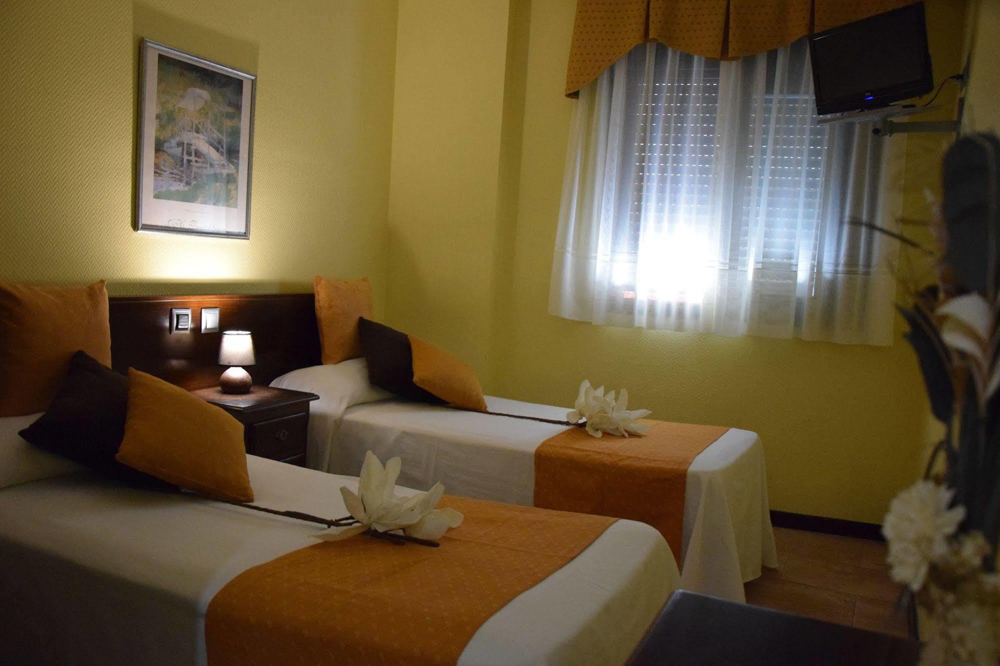 Hotel Complutense Алькала-де-Энарес Экстерьер фото