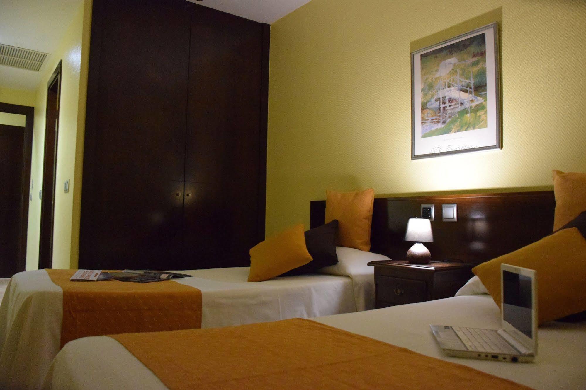 Hotel Complutense Алькала-де-Энарес Экстерьер фото