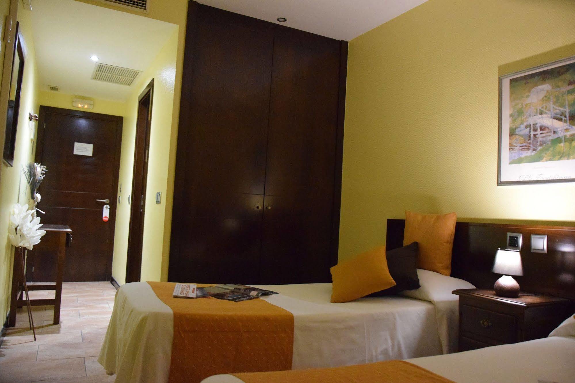Hotel Complutense Алькала-де-Энарес Экстерьер фото